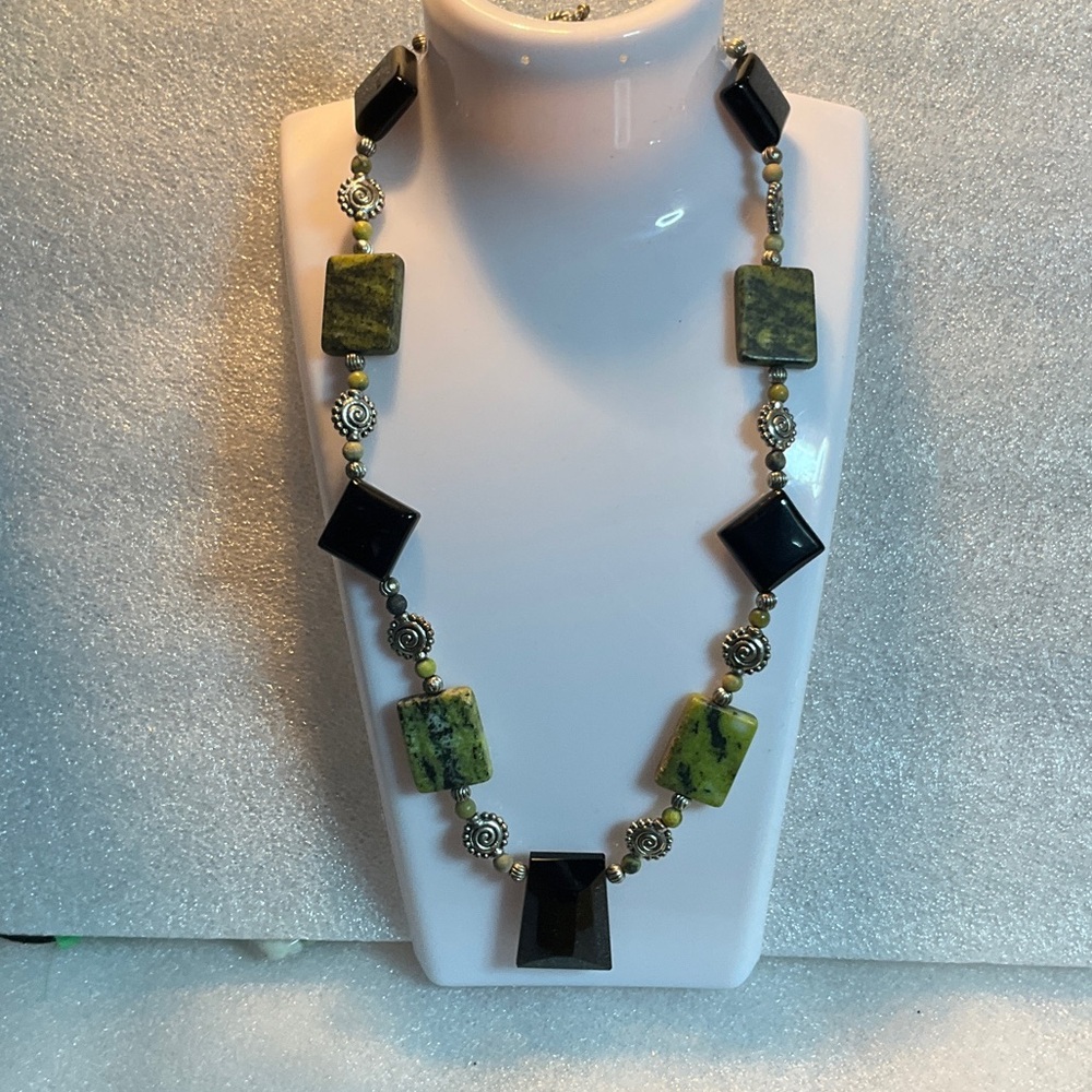 Elegant Black and Green Stone Necklace - Picture 3 of 6